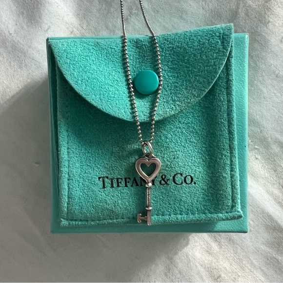 RARE find Authentic Tiffany & Co. silver key heart pendant with beaded necklace - Picture 2 of 8